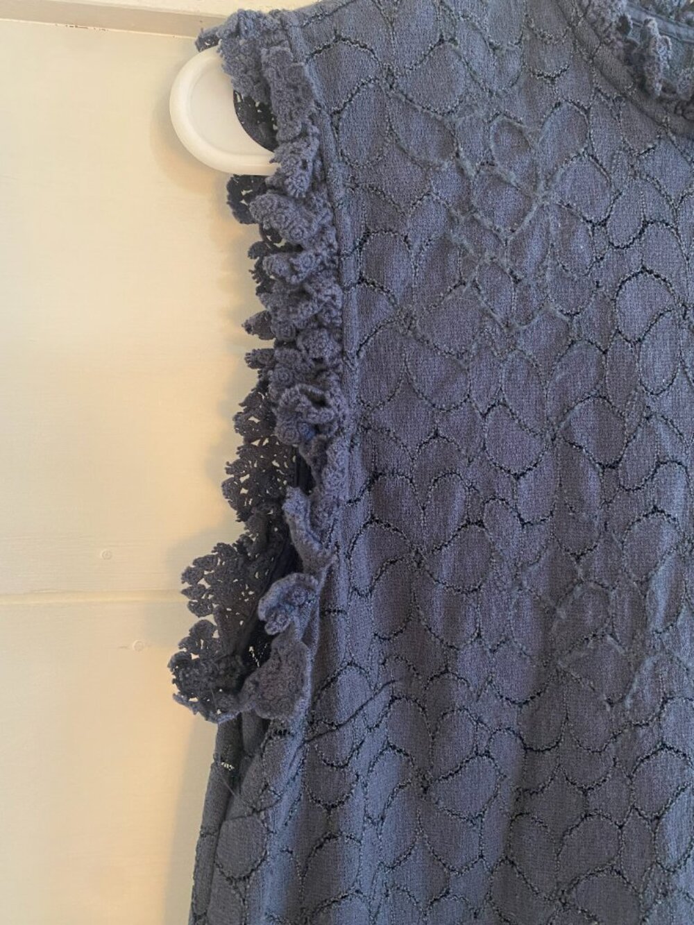Everleigh Navy Blue Lace Sleeveless Mock Neck Top Size Small - Picture 5 of 7